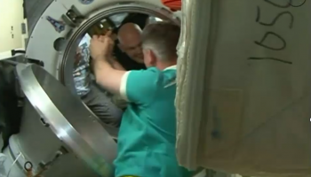 Hatch closing. Credits: ESA/NASA
