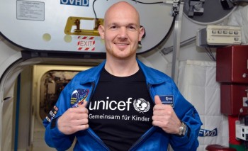 Alexander trägt ein UNICEF-T-Shirt