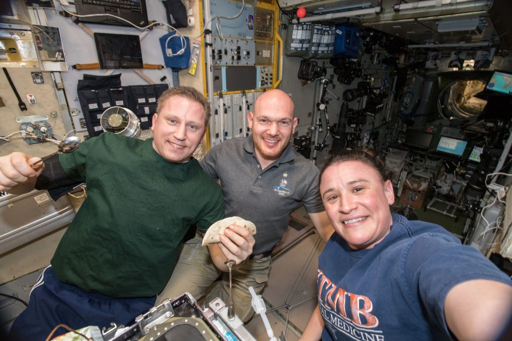 Serena Auñón-Chancellor (rechts) machte dieses Selfie mit Sergey Prokopyev und Alexander Gerst beim Abendessen im Swesda-Modul, das zum russischen Segment der Internationalen Raumstation gehört. Credit: NASA/ESA.