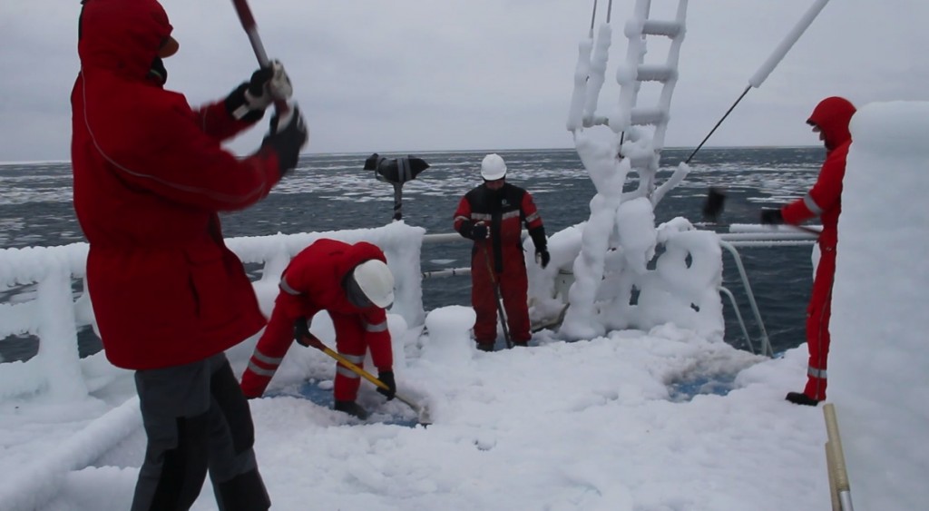 Removing ice from the fore of the ship.(ESA–M. Drusch)