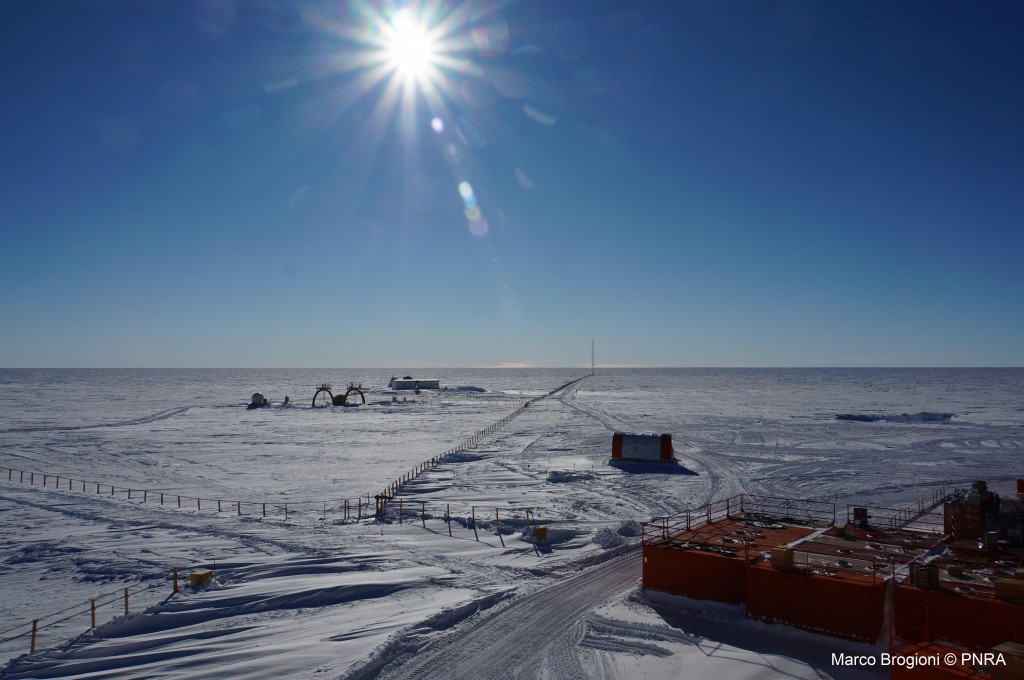 Landscape around Dome-C from the Concordia Base. The American tower with DOMEX is in the background. (Credits: DOMEX team)