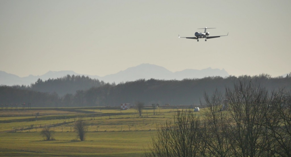 HALO approaching the Oberpfaffenhofen airport for touch-and-go flight manoeuvre. (P. Preusse–FZ-Juelich)