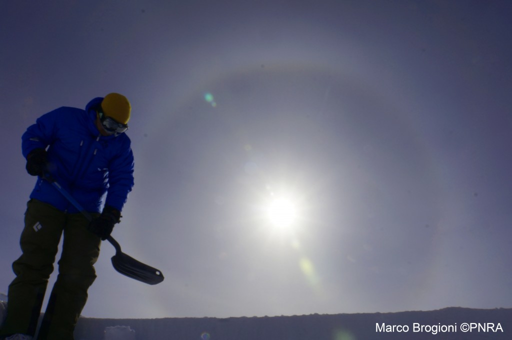 Fabiano working on the snow pit wall to prepare it for the NIR pictures (there was a beautiful halo in the sky).