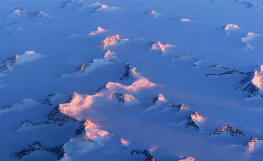 Sunlit ice shelf. (DLR)