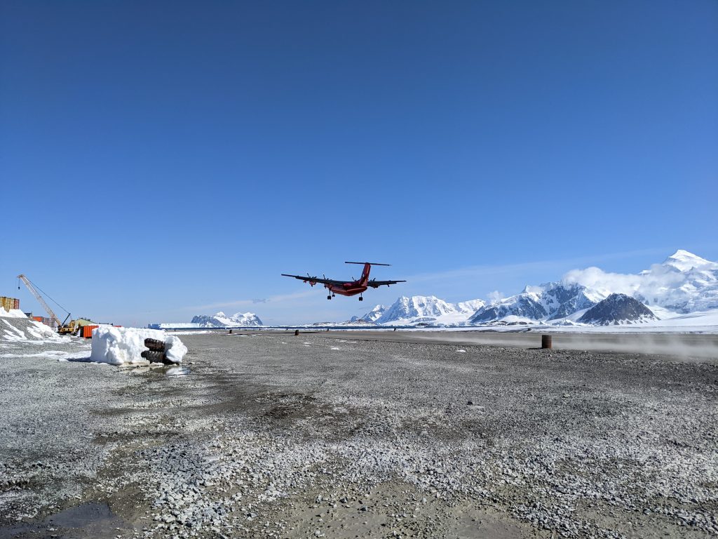 The team takes off in the Dash to coincide with the CRYO2ICE orbit over the Weddell Sea. (credits: ESA–I. Lawrence)