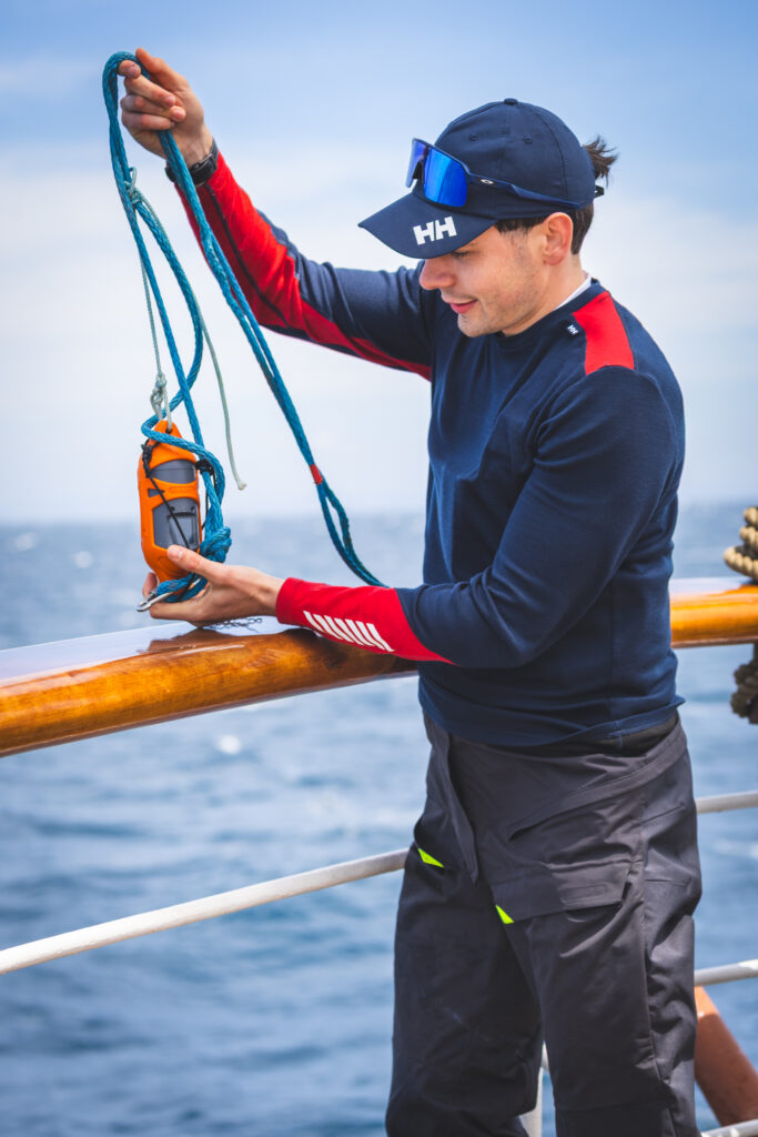 Preparing the launch of the ‘castaway’ CTD to make a horizontal profile. (Ocean Media Lab)