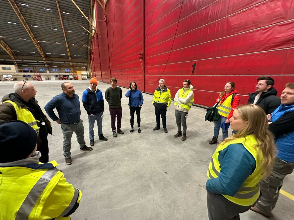 The team debriefs in the hangar. (Image credit: Silke Groß, DLR).