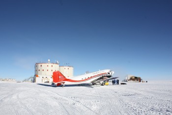 Concordia Station, lonely amidst the infinite white. Credits: ESA/IPEV/PNRA-A. Golemis