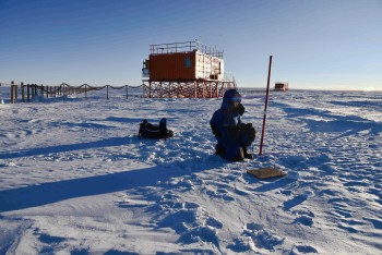 Sampling snow. Credits: ESA/IPEV/PNRA-B. Healey