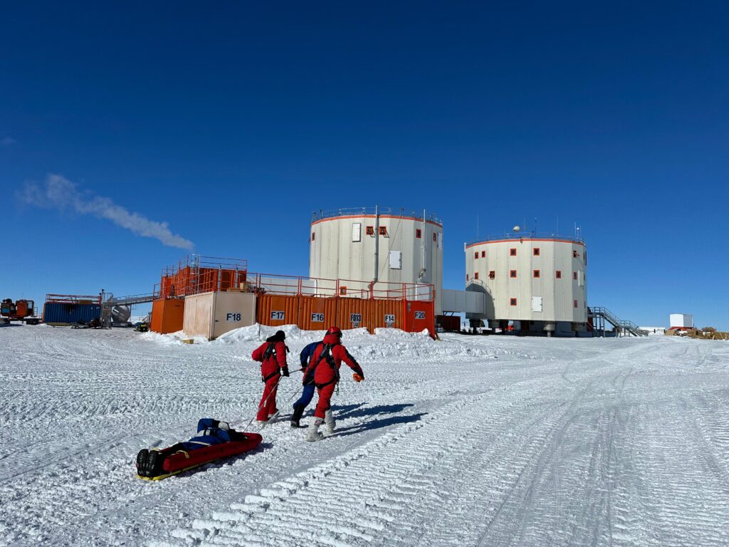 The DC21 crew carry each other back. Credit: ESA/IPEV/PNRA/C. Arrat