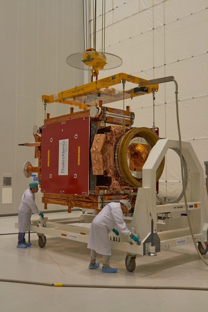 Sentinel-1B being moved to the fuelling and integration facility
