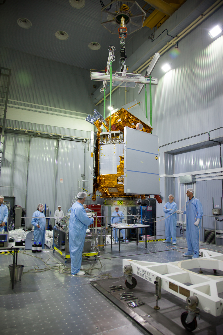 Sentinel-5P lifted onto fuelling stand – Earth observation launch campaigns