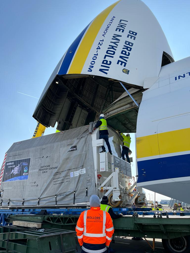 Loading EarthCARE onto the aircraft at Munich airport. (credits: ESA)