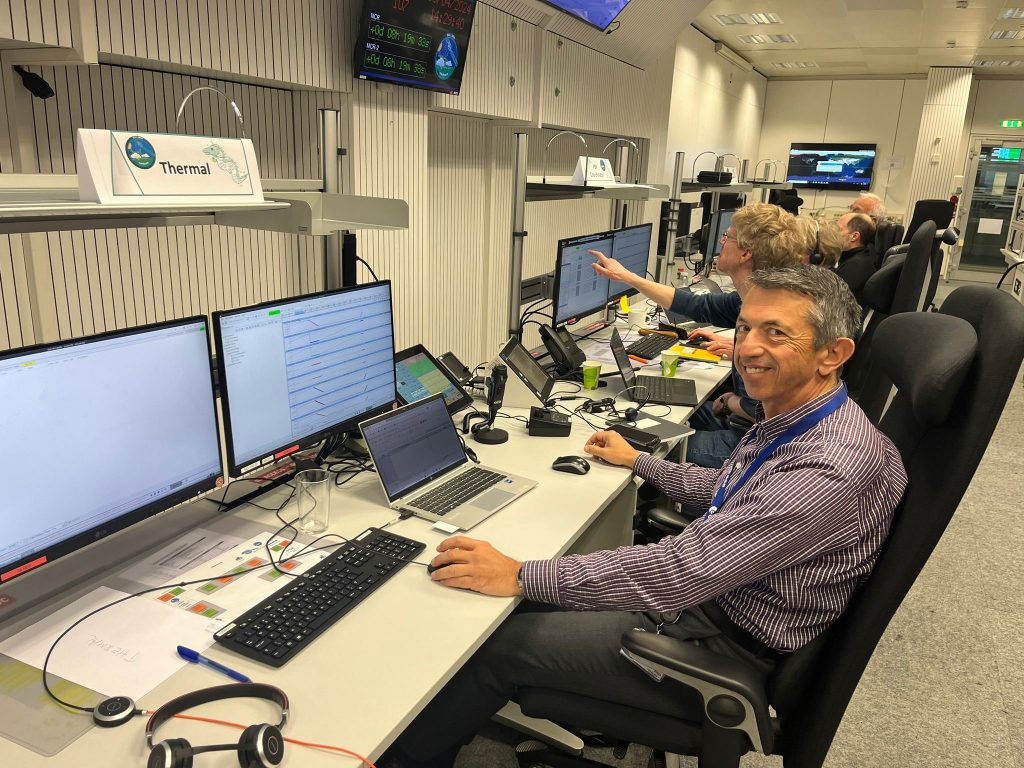 Simulating EarthCARE launch at ESOC. (ESA)