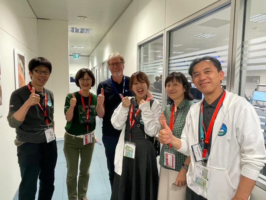 Thumbs up from some of the JAXA team. (ESA)