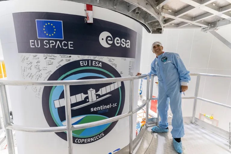 Signing the Sentinel-1C fairing sticker. (ESA-CNES-ARIANESPACE/Optique vidéo du CSG)