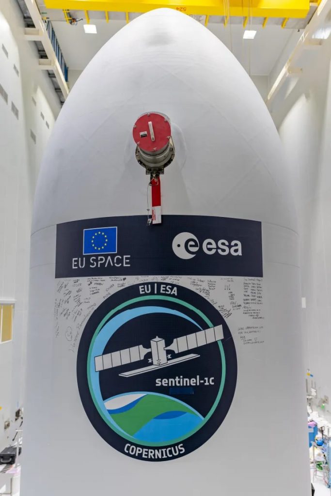 Signed and sealed for delivery into orbit. (ESA-CNES-ARIANESPACE/Optique vidéo du CSG)