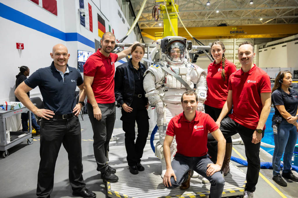 ESA Astronaut Candidates touring JSC's Neutral Buoyancy Lab (NBL) at Sonny Carter Training Facility. Credits: ESA/NASA