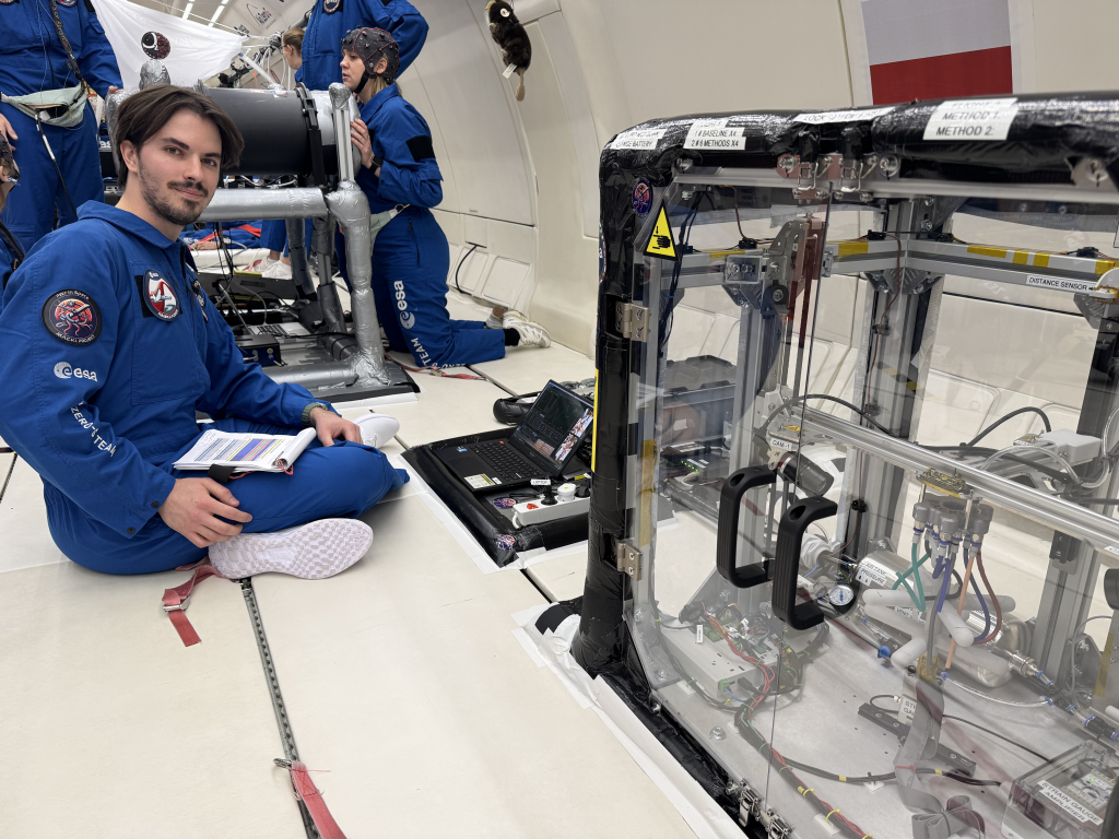 Operating the active entanglement gripper during parabolic flight. Credit: M.A.C.K.I.