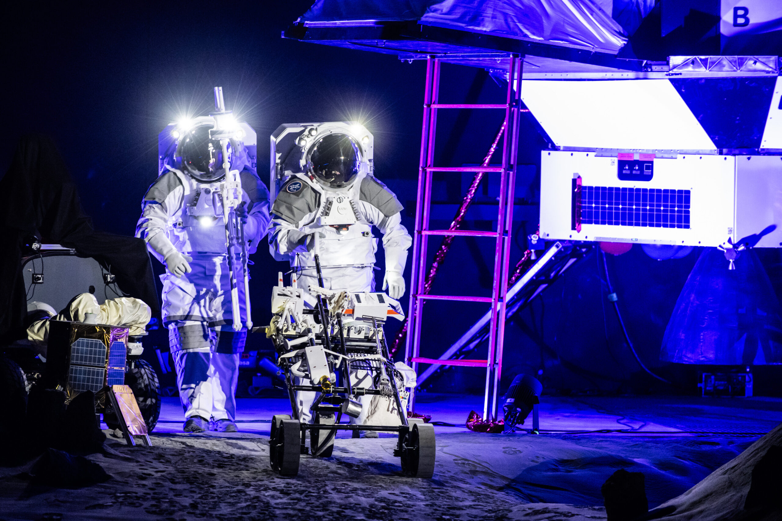 Thomas and Matthias start the LUNA inauguration show. Credit: DLR/ESA