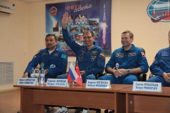 Sergei Volkov at a press conference before launch next to Aidyn Aimbetov and Andreas Mogensen. Credits: Roscosmos