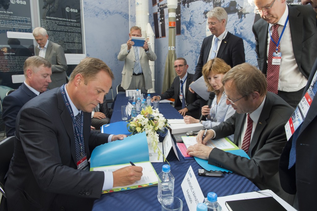 Signature by ESA and Roscosmos of the update of responsibility matrix on ExoMars launch