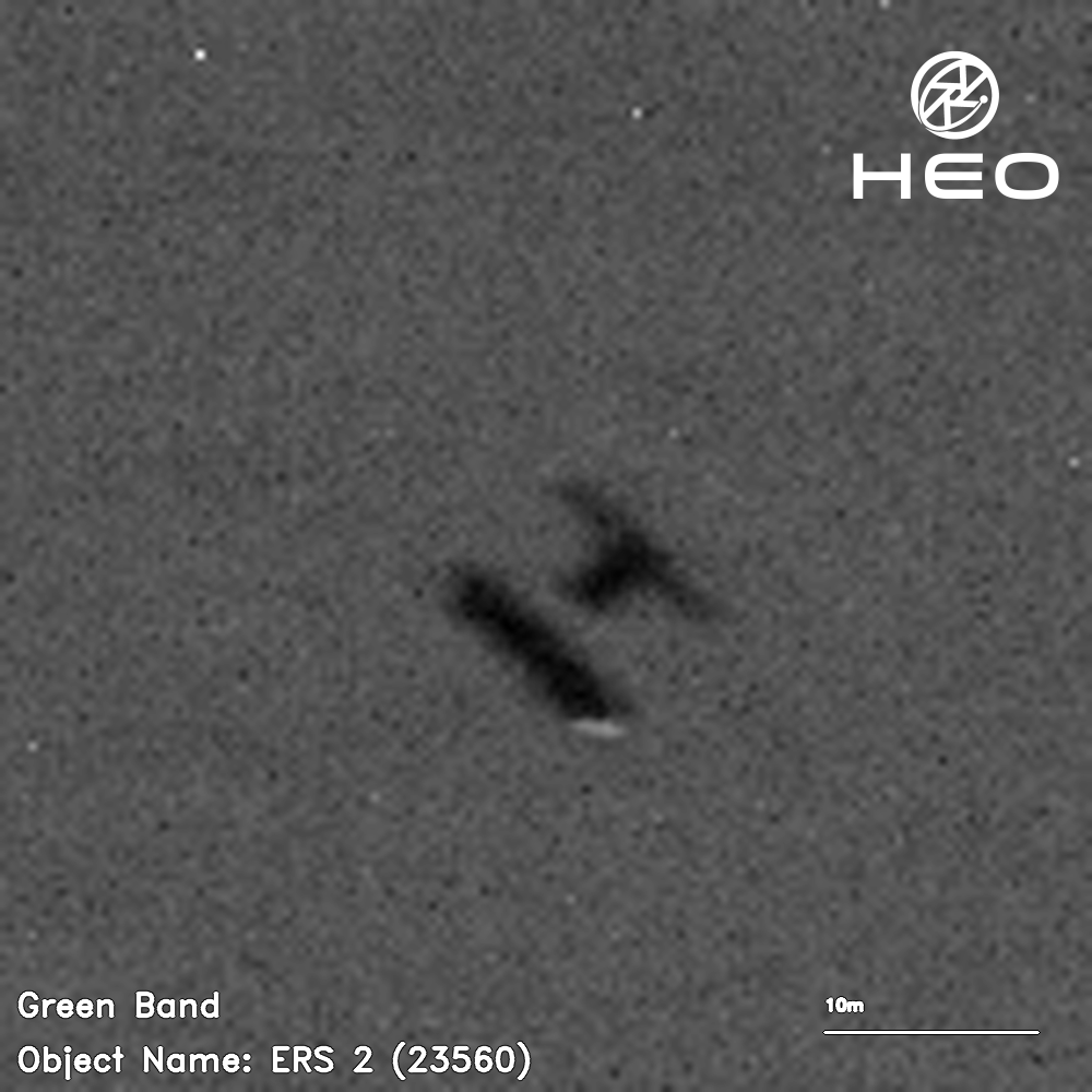 El satélite europeo de teledetección 2 (ERS-2) de la ESA fue visto recientemente corriendo mientras desciende de la atmósfera.  Estas imágenes fueron captadas por cámaras a bordo de otros satélites por la empresa australiana HEO en nombre de la Agencia Espacial del Reino Unido.  Esta imagen del ERS-2 fue capturada a las 14:43 UTC del 14 de enero de 2024.