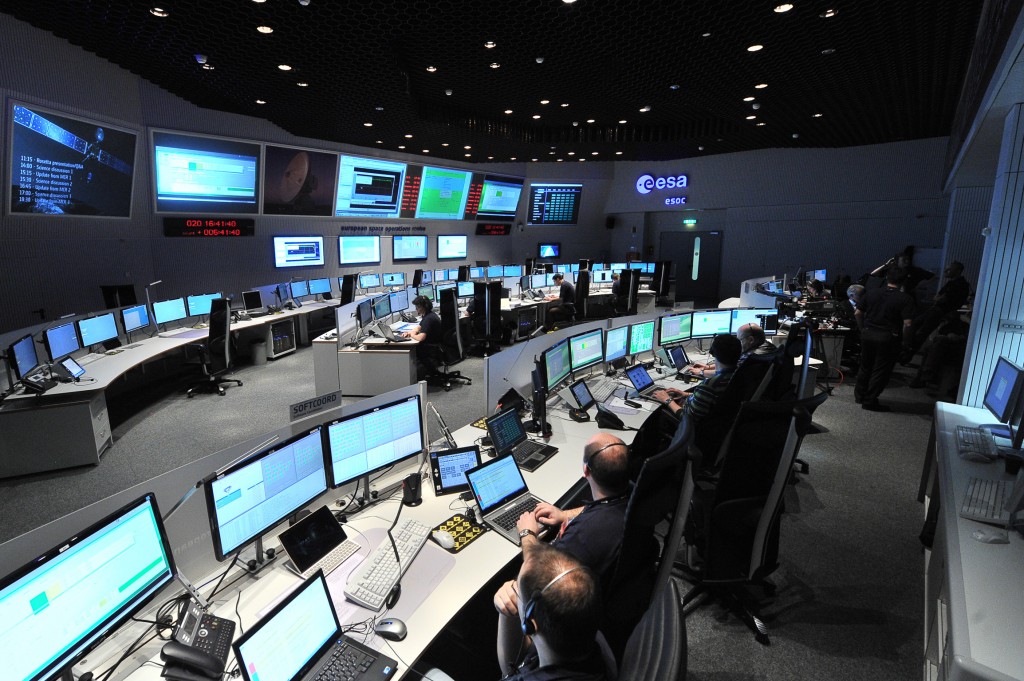 Rosetta's first signal after exiting hibernation was received by both NASA’s Goldstone and Canberra ground stations at 18:18 GMT/ 19:18 CET on 20 January 2014, during the first window of opportunity the spacecraft had to communicate with Earth. It was immediately confirmed in ESA’s space operations centre in Darmstadt and the successful wake-up announced via the @ESA_Rosetta twitter account, which tweeted: “Hello, World!”