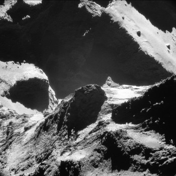 Images taken from just 8 km from the surface of Comet 67P/C-G are included in the latest NAVCAM release. This image was captured on 19 October 2014 and looks across the neck from the comet’s small lobe in the foreground to the large lobe in the background. Parts of the Anuket and Serqet regions are visible in the foreground and a portion of Hapi is present at centre-left, with the dramatic cliff edge in Seth in the background. The average image scale (taking into account the variation in distance from the comet to Rosetta between the foreground and background) is approximately 77 cm/pixel, yielding an average frame width of 785m. Credits: ESA/Rosetta/NavCam – CC BY-SA IGO 3.0.