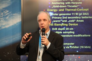 Stephan Ulamec of DLR explains the Philae lander to participants at SocialSpace