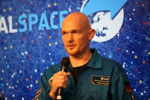 Alexander Gerst explains his mission The Blue Dot to the participants at SocialSpace